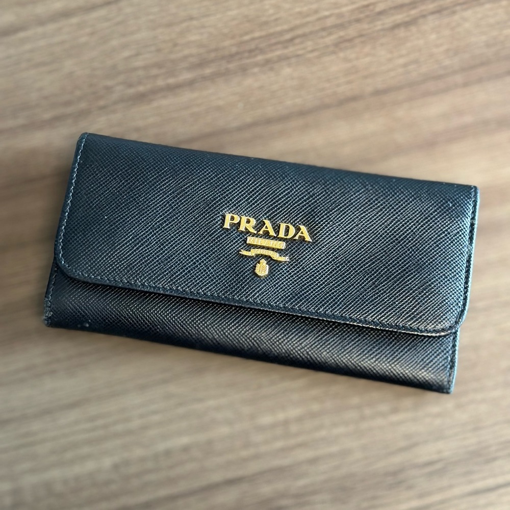 Prada Key Holder
Great used condition
Black saffiano leather, gold hardware - Picture 2 of 13